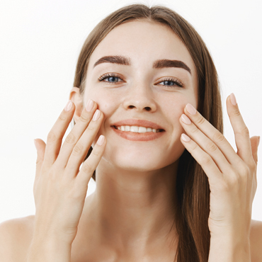 Wie massiert man das Gesicht, um jünger auszusehen? Lernen Sie die Technik, die Reihenfolge der Bewegungen, die Effekte und Vorteile der Gesichtsmassage kennen