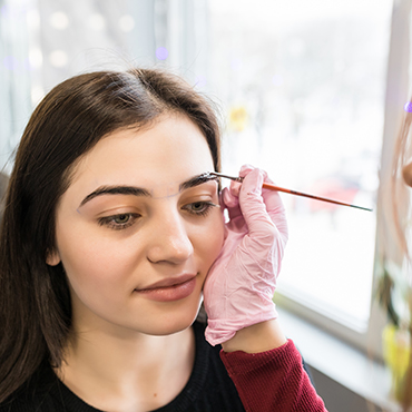 Wie schminkt man Augenbrauen: mit Stift, Lidschatten oder Pomade?