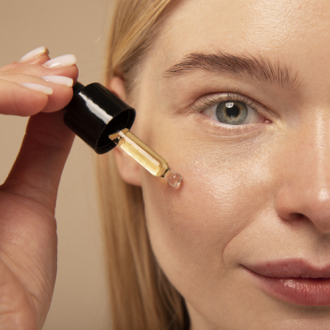 How to moisturize the skin under the eyes? Which cosmetics are best to use?