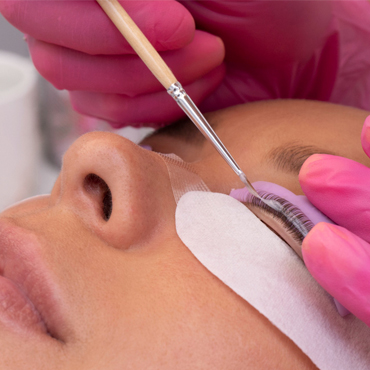 Wie pflegt man Wimpern nach der Laminierung? Tipps